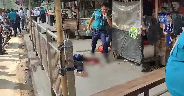 মেট্রোরেলের একটি বিয়ারিং প্যাড খুলে পড়ে এক পথচারীর মৃত্যু হয়েছে।