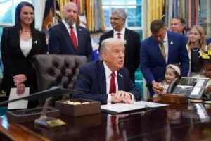 যুক্তরাষ্ট্রের ফেডারেল সরকারে শুরু হয়েছে অচলাবস্থা।