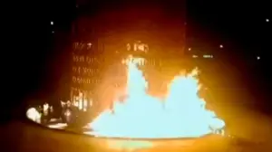 ‘৩৬ জুলাই’ স্মৃতিস্তম্ভের পাদদেশে অগ্নিসংযোগ করেছে দুর্বৃত্তরা।