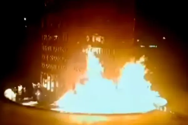 ‘৩৬ জুলাই’ স্মৃতিস্তম্ভের পাদদেশে অগ্নিসংযোগ করেছে দুর্বৃত্তরা।