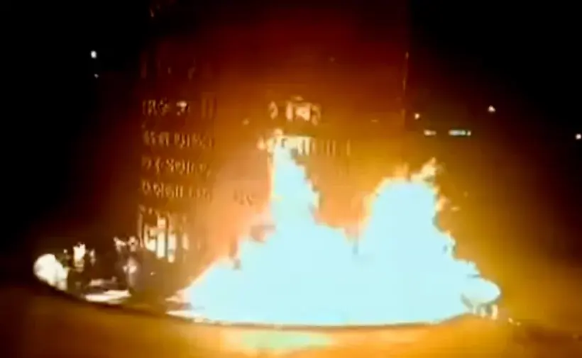 ‘৩৬ জুলাই’ স্মৃতিস্তম্ভের পাদদেশে অগ্নিসংযোগ করেছে দুর্বৃত্তরা।