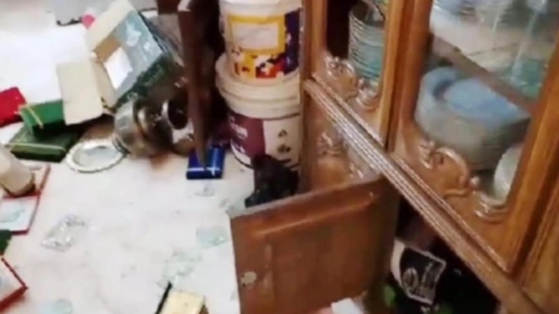 সাবেক রাষ্ট্রপতি মো. আবদুল হামিদের বাড়িতে হামলা ও ভাঙচুর চালিয়েছেন বিএনপিরর কর্মীরা।