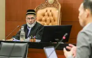 সৈয়দ আবুল হোসেন মালয়েশিয়া পার্লামেন্টের স্পিকার হিসেবে দায়িত্ব পালন করছেন।