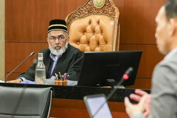 সৈয়দ আবুল হোসেন মালয়েশিয়া পার্লামেন্টের স্পিকার হিসেবে দায়িত্ব পালন করছেন।