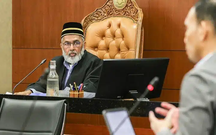 সৈয়দ আবুল হোসেন মালয়েশিয়া পার্লামেন্টের স্পিকার হিসেবে দায়িত্ব পালন করছেন।