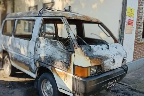 মধ্যরাতে আগুনে পুড়েছে অ্যাম্বুলেন্স ও বাস।