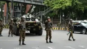 বাংলাদেশ সেনাবাহিনীর অর্ধেক সদস্যকে মাঠ থেকে সরিয়ে নেওয়ার সিদ্ধান্ত নেওয়া হয়েছে।