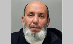 আশরাফ উদ্দিন নামে এক বাংলাদেশি বংশোদ্ভূত ধর্মীয় শিক্ষককে ১২ বছরের কারাদণ্ড দেওয়া হয়েছে।