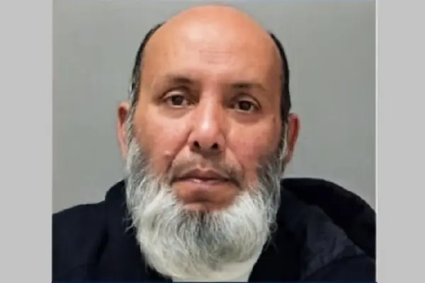 আশরাফ উদ্দিন নামে এক বাংলাদেশি বংশোদ্ভূত ধর্মীয় শিক্ষককে ১২ বছরের কারাদণ্ড দেওয়া হয়েছে।