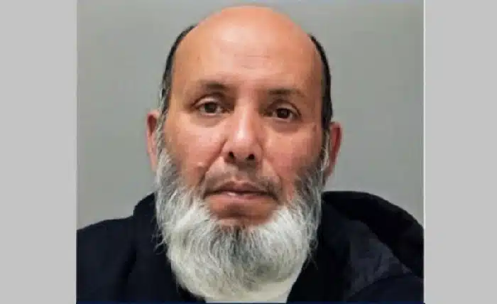 আশরাফ উদ্দিন নামে এক বাংলাদেশি বংশোদ্ভূত ধর্মীয় শিক্ষককে ১২ বছরের কারাদণ্ড দেওয়া হয়েছে।