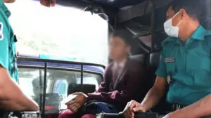 ঢাকার ধানমন্ডি ৩২ নম্বর এলাকা থেকে এক কিশোরকে আটক করেছে পুলিশ।