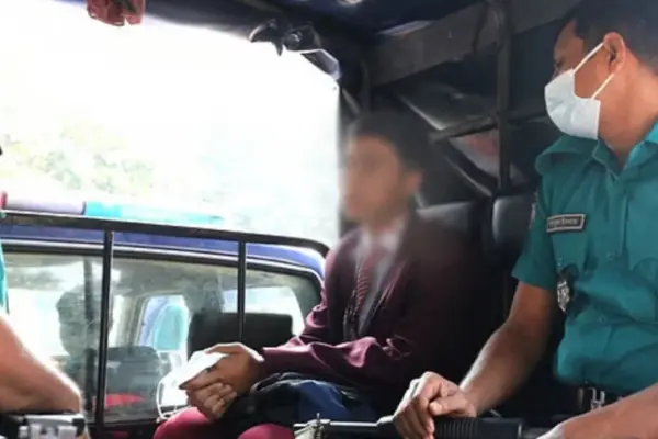 ঢাকার ধানমন্ডি ৩২ নম্বর এলাকা থেকে এক কিশোরকে আটক করেছে পুলিশ।