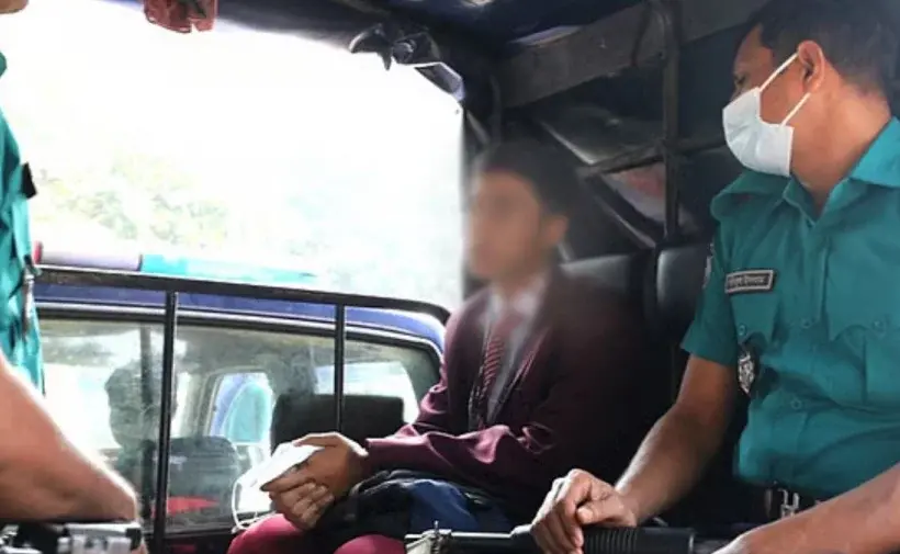 ঢাকার ধানমন্ডি ৩২ নম্বর এলাকা থেকে এক কিশোরকে আটক করেছে পুলিশ।