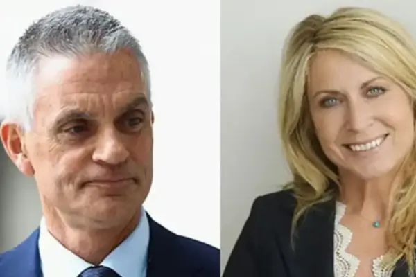 বিবিসির মহাপরিচালক টিম ডেভি এবং বার্তাপ্রধান ডেবোরাহ টারনেস পদত্যাগ করেছেন।