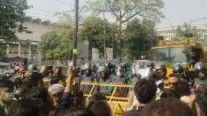 শিক্ষার্থীদের শাহবাগ জাতীয় জাদুঘরের সামনে আটকে দেওয়া হয়।