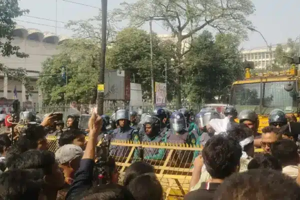 শিক্ষার্থীদের শাহবাগ জাতীয় জাদুঘরের সামনে আটকে দেওয়া হয়।