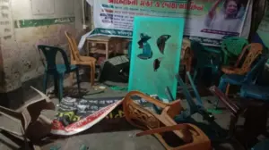বিএনপির পার্টি অফিসে বৃহস্পতিবার দিবাগত রাতে ককটেল বিস্ফোরণ, গুলিবর্ষণ ও ব্যাপক ভাঙচুরের ঘটনা ঘটেছে।