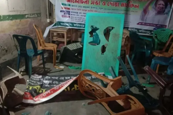 বিএনপির পার্টি অফিসে বৃহস্পতিবার দিবাগত রাতে ককটেল বিস্ফোরণ, গুলিবর্ষণ ও ব্যাপক ভাঙচুরের ঘটনা ঘটেছে।