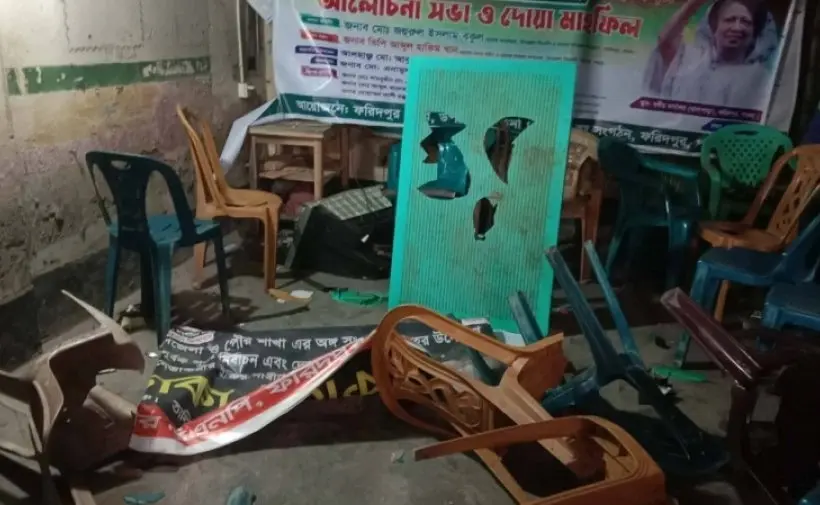 বিএনপির পার্টি অফিসে বৃহস্পতিবার দিবাগত রাতে ককটেল বিস্ফোরণ, গুলিবর্ষণ ও ব্যাপক ভাঙচুরের ঘটনা ঘটেছে।