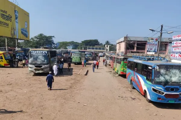 বরিশাল থেকে সব রুটে বাস চলাচল বন্ধ রয়েছে।