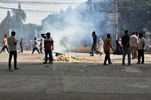 একযোগে তিনটি পোশাক কারখানা বন্ধ ঘোষণা করেছে কর্তৃপক্ষ।