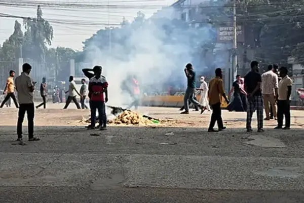 একযোগে তিনটি পোশাক কারখানা বন্ধ ঘোষণা করেছে কর্তৃপক্ষ।