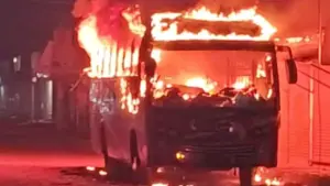 একটি বাসে অগ্নিসংযোগের ঘটনা ঘটেছে।