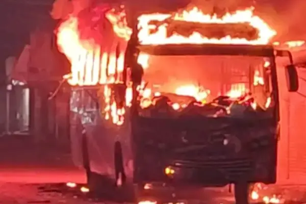 একটি বাসে অগ্নিসংযোগের ঘটনা ঘটেছে।