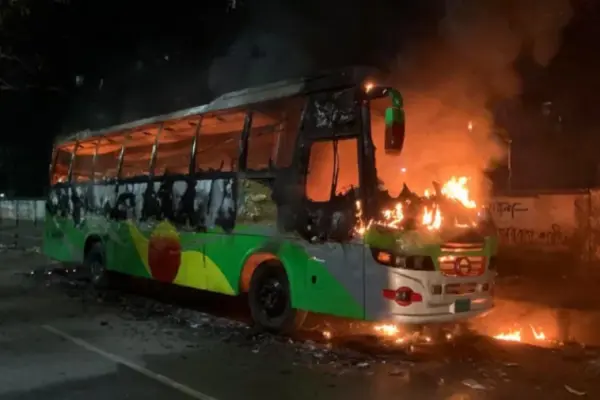 ঢাকায় মধ্যরাতে তিনটি বাস ও একটি প্রাইভেটকারে অগ্নিকাণ্ড ঘটেছে।