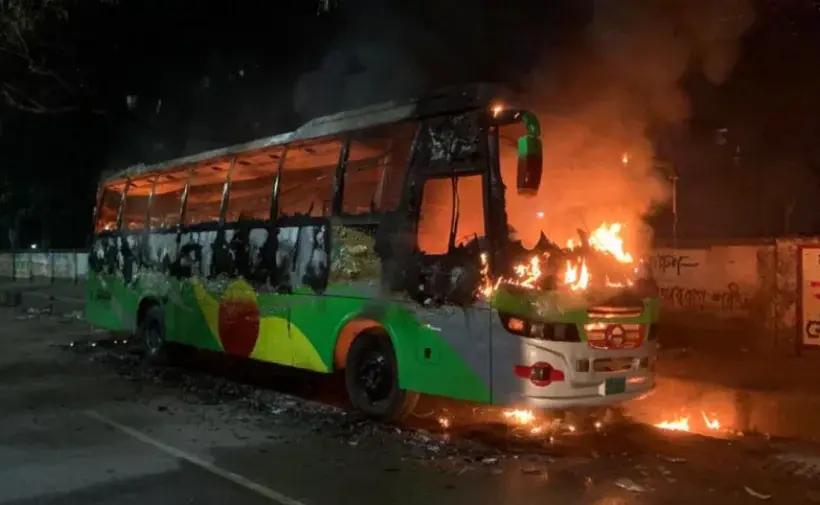 ঢাকায় মধ্যরাতে তিনটি বাস ও একটি প্রাইভেটকারে অগ্নিকাণ্ড ঘটেছে।