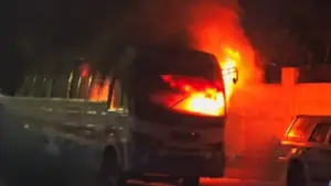 ঢাকায় আবারও বাসে আগুন দেওয়ার ঘটনা ঘটেছে।