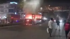 ঢাকার ধানমন্ডিতে ল্যাবএইড হাসপাতালের সামনে একটি বাসে আগুন লেগেছে।