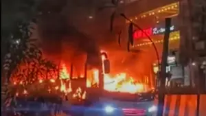 ঢাকার যাত্রাবাড়ীর ধোলাইপাড়ে একটি চলন্ত বাসে আগুন লেগেছে।