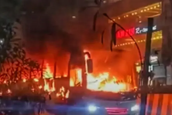 ঢাকার যাত্রাবাড়ীর ধোলাইপাড়ে একটি চলন্ত বাসে আগুন লেগেছে।