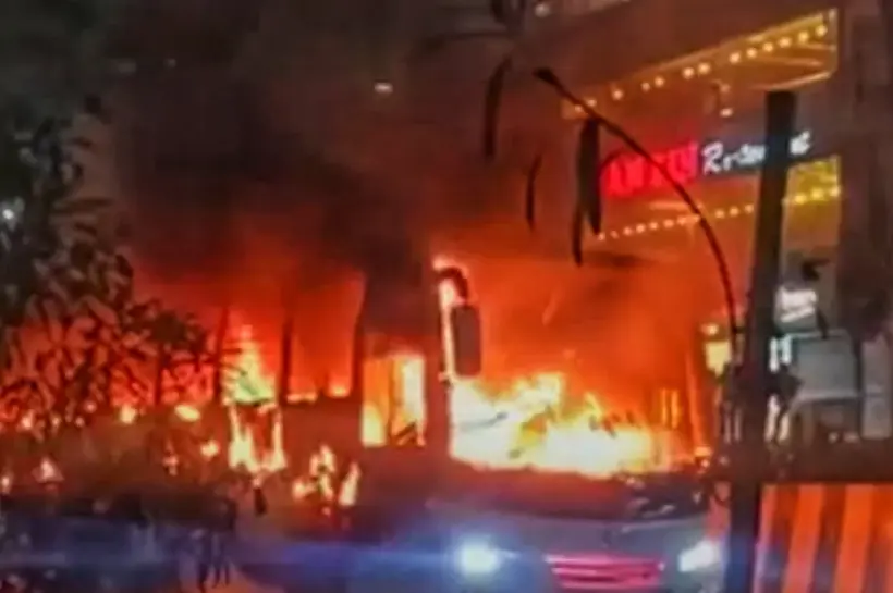 ঢাকার যাত্রাবাড়ীর ধোলাইপাড়ে একটি চলন্ত বাসে আগুন লেগেছে।