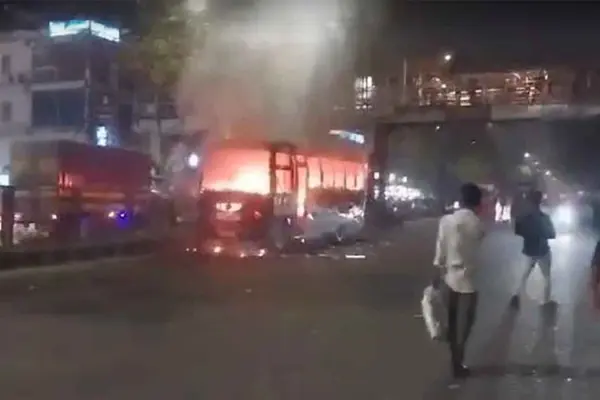 ঢাকার ধানমন্ডিতে ল্যাবএইড হাসপাতালের সামনে একটি বাসে আগুন লেগেছে।