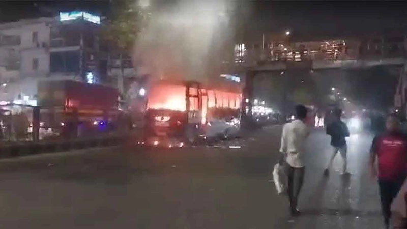 ঢাকার ধানমন্ডিতে ল্যাবএইড হাসপাতালের সামনে একটি বাসে আগুন লেগেছে।