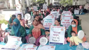 বেতন-ভাতার দাবিতে অবস্থান কর্মসূচি পালন করছেন কমিউনিটি হেলথ কেয়ার প্রোভাইডার (সিএইচসিপি) কর্মীরা।