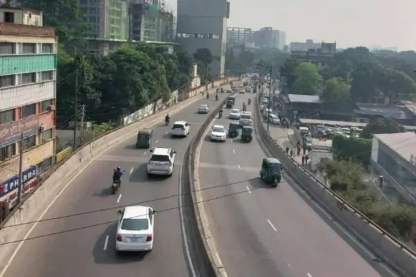 সড়কে যানবাহনের সংখ্যা উল্লেখযোগ্যভাবে কমেছে।