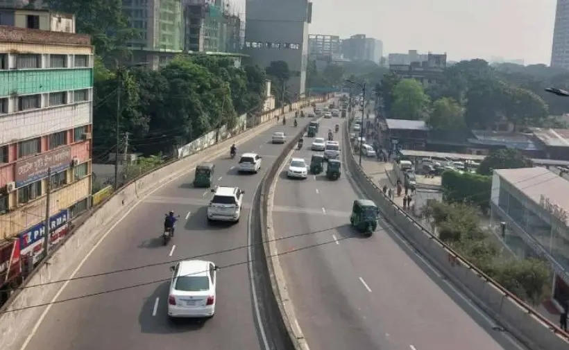 সড়কে যানবাহনের সংখ্যা উল্লেখযোগ্যভাবে কমেছে।