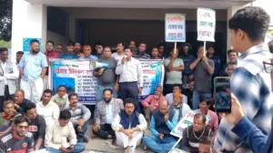 তৃতীয় দিনের মতো বিক্ষোভ করছেন শ্রমিক ও কর্মচারীরা।