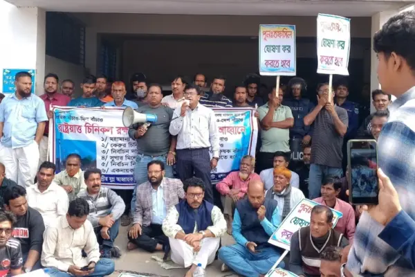 তৃতীয় দিনের মতো বিক্ষোভ করছেন শ্রমিক ও কর্মচারীরা।