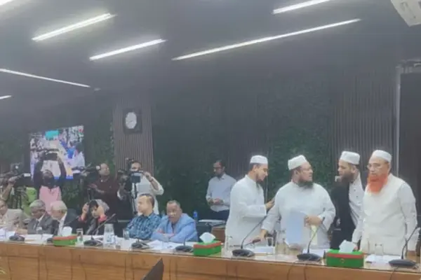 ইসির সঙ্গে সংলাপ চলাকালে ইসলামী ঐক্যজোটের একাংশকে বের করে দেওয়া হয়েছে।
