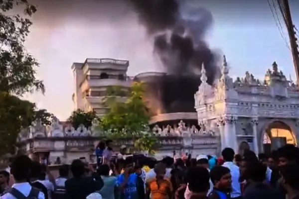 সাবেক সংসদ সদস্য (এমপি) হাবিব হাসানের ভাই নাদিম হাসানের বাড়িতে আগুন দিয়েছে দুর্বৃত্তরা।