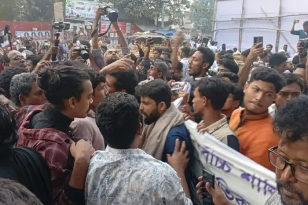 ‘গানের আর্তনাদ’ অনুষ্ঠানে হামলা, ভাঙচুর ও ধস্তাধস্তির ঘটনা ঘটেছে।