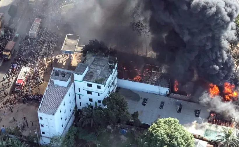 স্ট্যান্ডার্ড ফিনিশ কয়েল কারখানায় বুধবার দুপুর সাড়ে ১২টার দিকে আগুন লাগে।