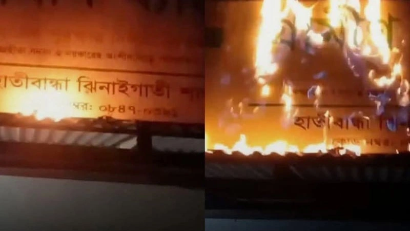 গ্রামীণ ব্যাংকের শাখায় আগুন দিয়েছে দুর্বৃত্তরা।