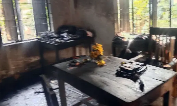 গ্রামীণ ব্যাংকের শাখা কার্যালয়ে পেট্রোল ঢেলে আগুন দিয়েছে দুর্বৃত্তরা।