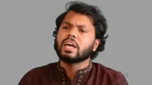 ইনকিলাব মঞ্চের মুখপাত্র শরিফ ওসমান হাদির গায়ে ময়লা পানি ছুড়ে মারা হয়েছে।