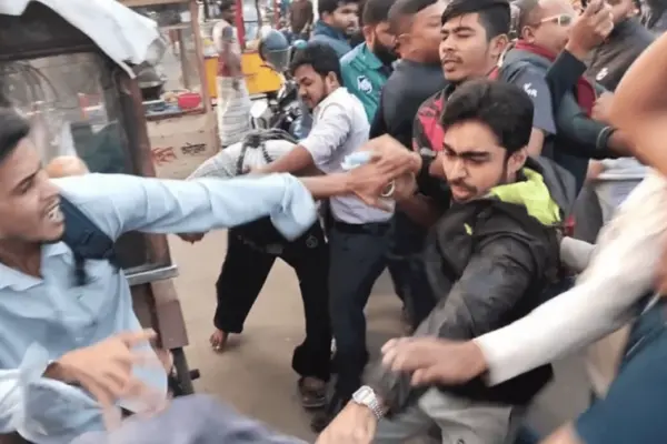 গণতান্ত্রিক ছাত্রজোট আয়োজিত মানববন্ধনে হামলার ঘটনা ঘটেছে।